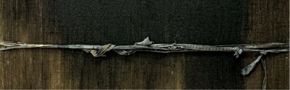 Objet posé sur bois sombre, galerie Nomos