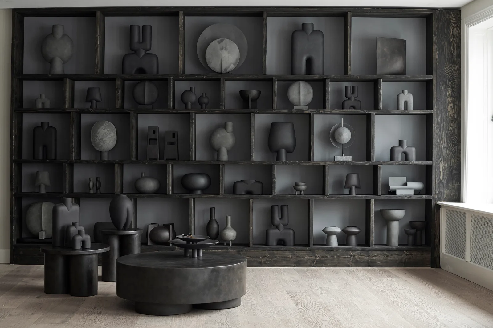 Intérieur de la boutique Nomos, volume et matières à Landivisiau